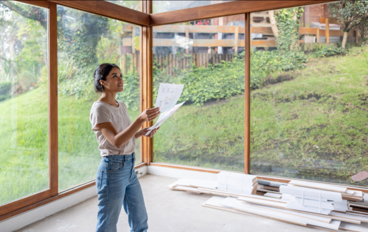 Femme qui fait des rénovations dans sa maison
