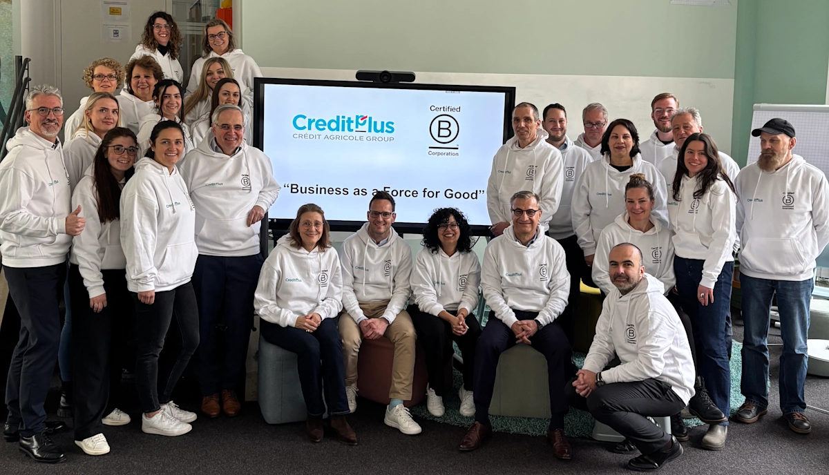 photo equipe credit plus avec logo b corp