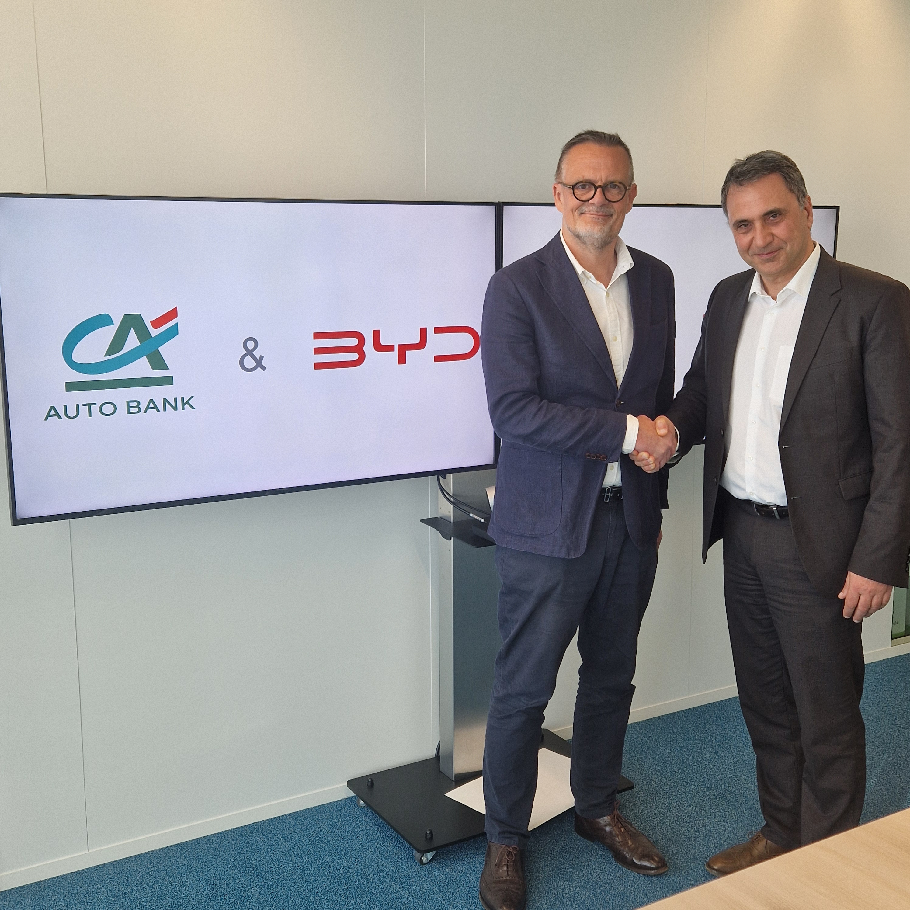 Photo Emmanuel Bret et Robert Ogulluck, logos CA Auto Bank & BYD