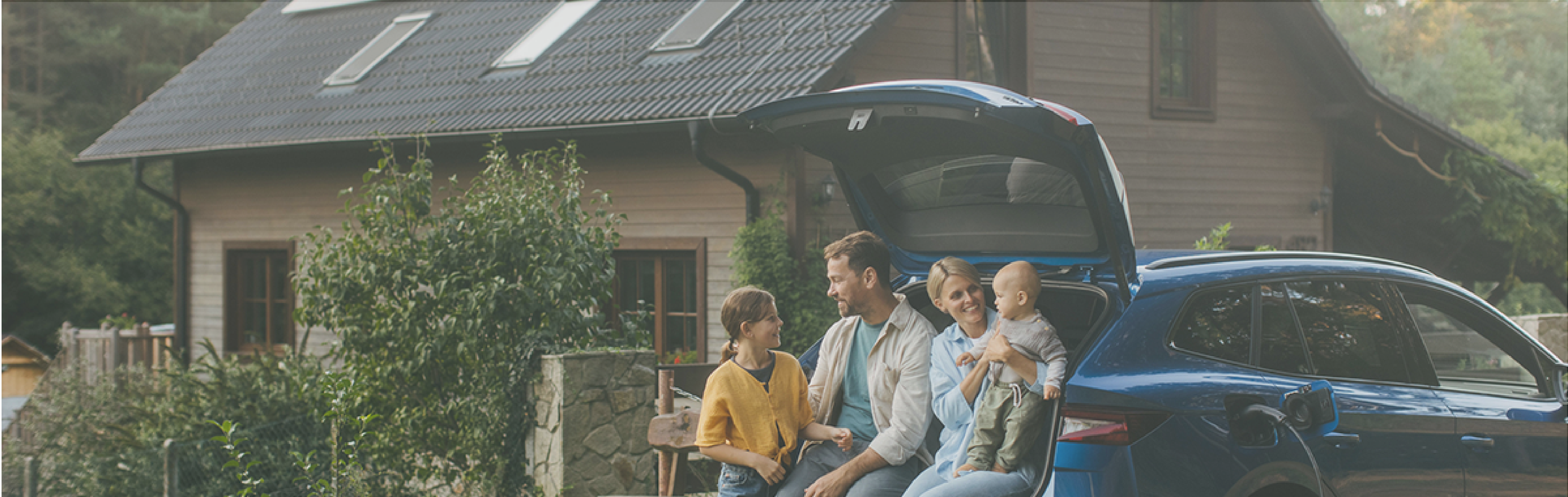 Family with an electric car - Crédit Agricole Personal Finance & Mobility