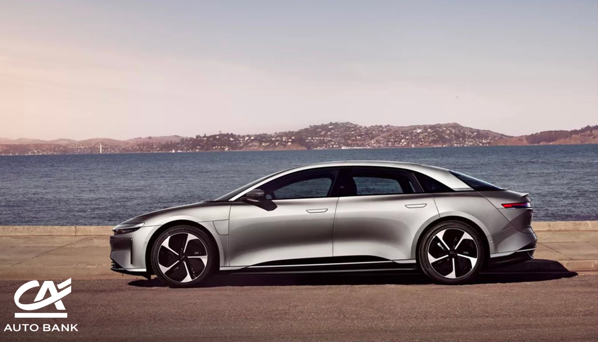 Voiture grise, avec fond vue sur la mer et des montages