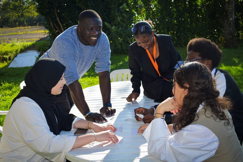 Jeunes de l'association Camplus échangeant avec les collaborateurs de CAPFM