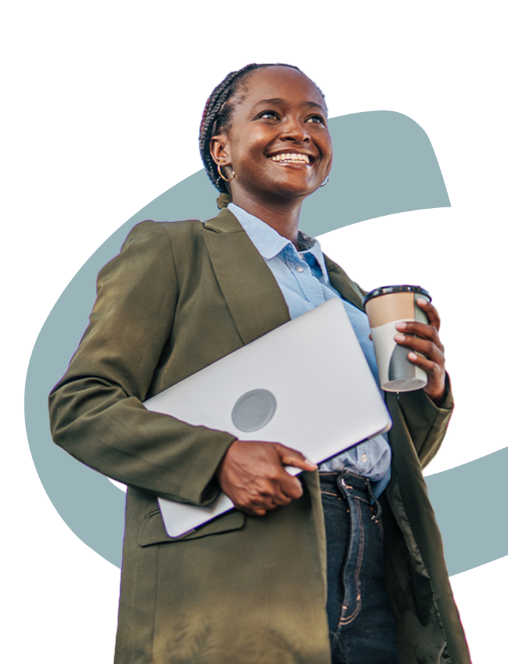 Femme souriante avec un ordinateur et un café.