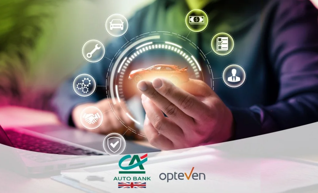 Main tenant une figurine de voiture avec un décor futuriste