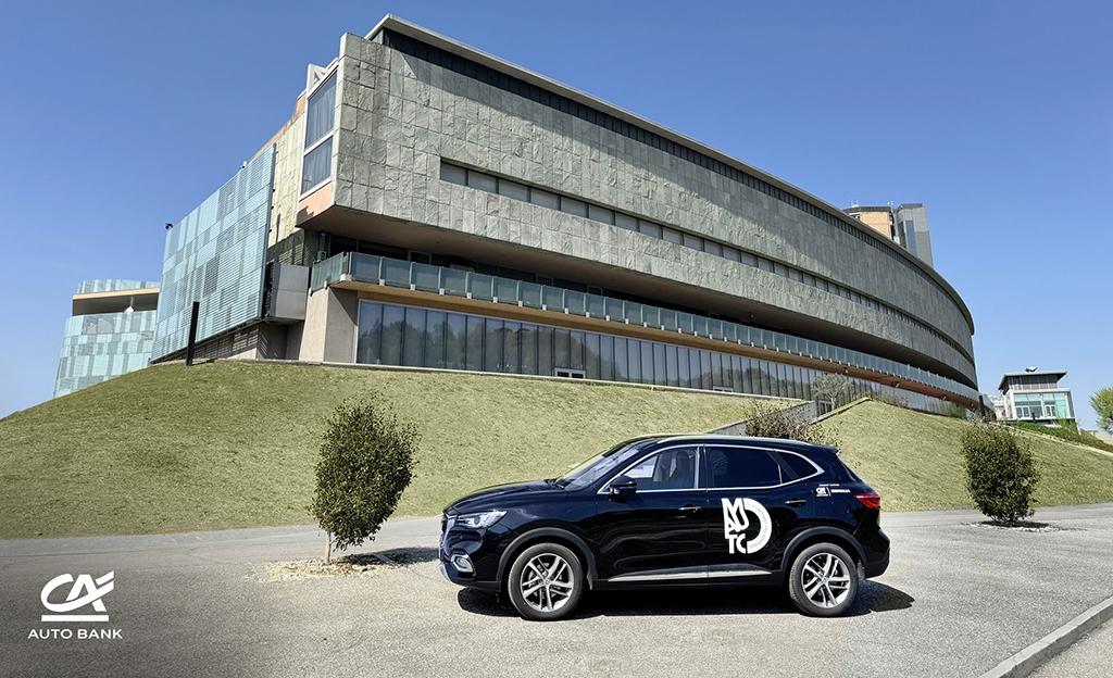 Voiture noire type SUV devant le musée de l'automobile de Turin