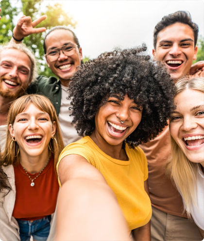 Six jeunes souriant faisant un selfie