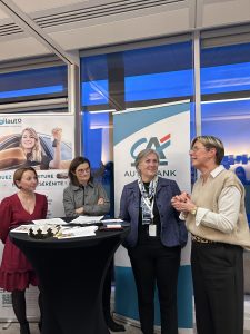 Groupe de femme regardant la femme de doite