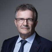 Photo portrait de Philippe Brassac sur fon sombre professionnel