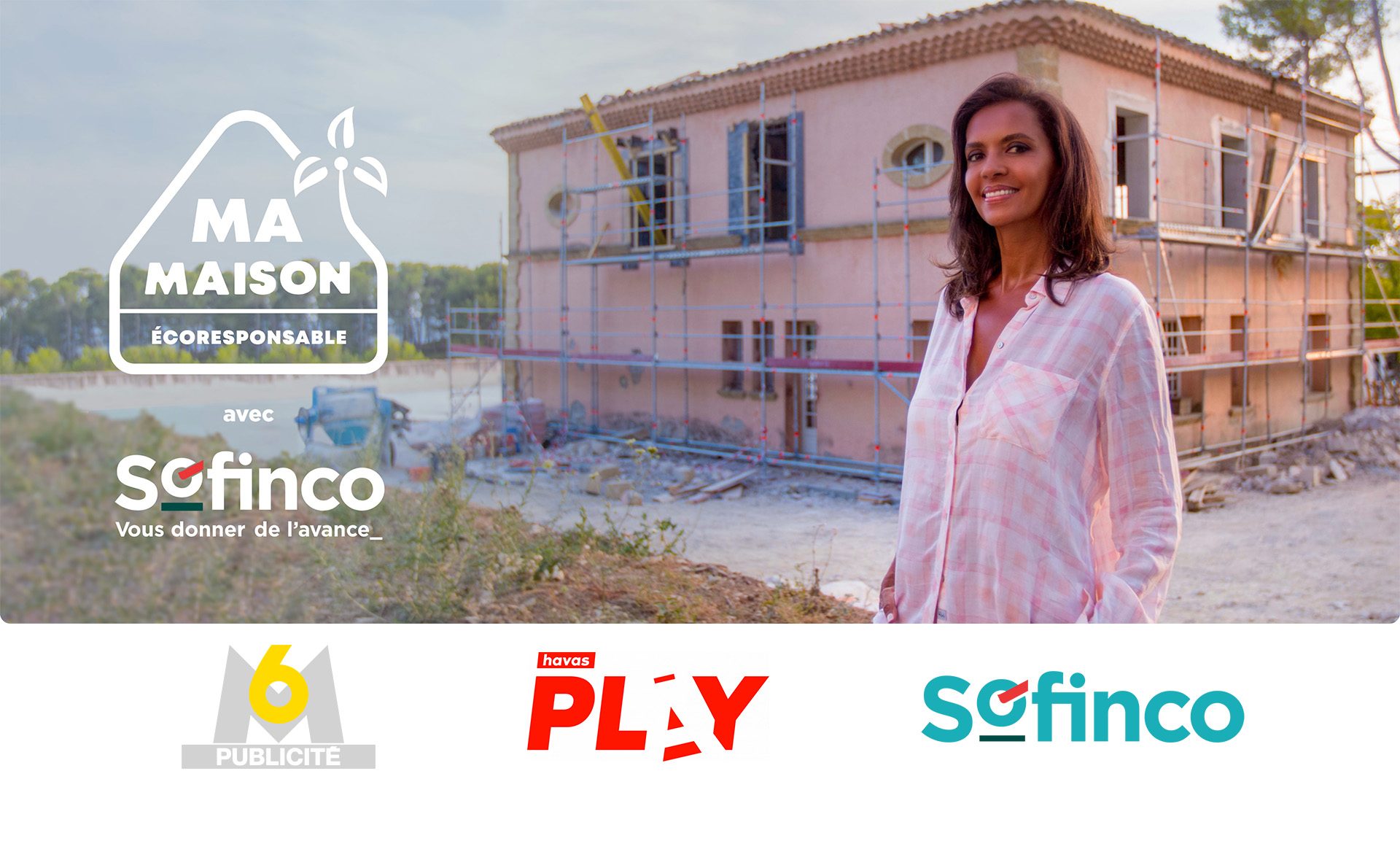 Karine le Marchand, avec une maison en construction derrière elle