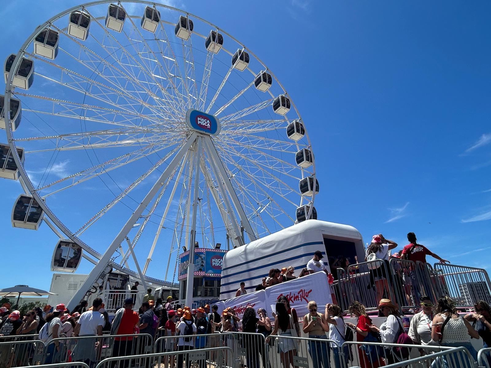 Grande roue avec beaucoup de monde sous un beau temps