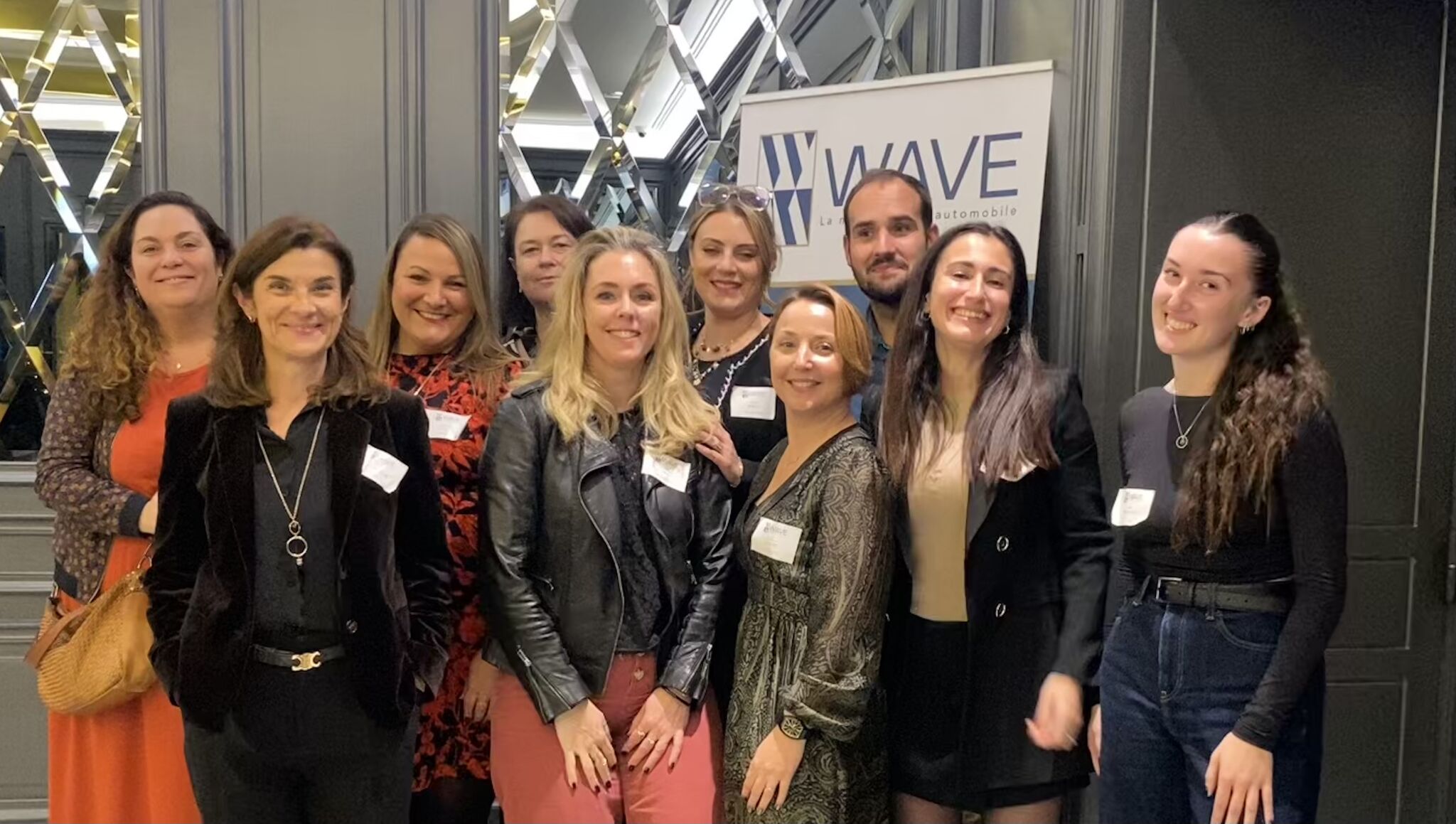 Groupe de femme souriante Waveauto