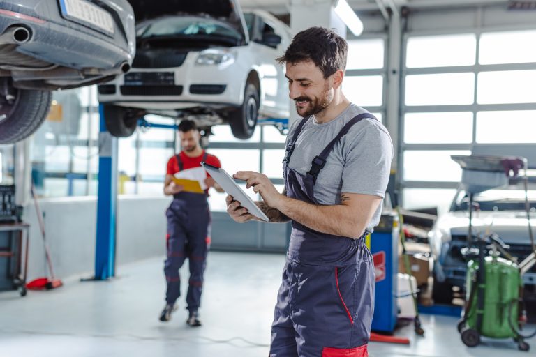 En prolongeant la durée de vie des véhicules, le remarketing contribue à réduire l'impact environnemental du secteur automobile tout en favorisant une mobilité plus abordable. Pour Crédit Agricole Personal Finance & Mobility, cette activité est devenue un levier à la croisée des enjeux économiques, environnementaux et d'innovation. Elle participe pleinement au développement d'une mobilité plus durable en donnant aux véhicules une seconde vie adaptée aux nouveaux usages.