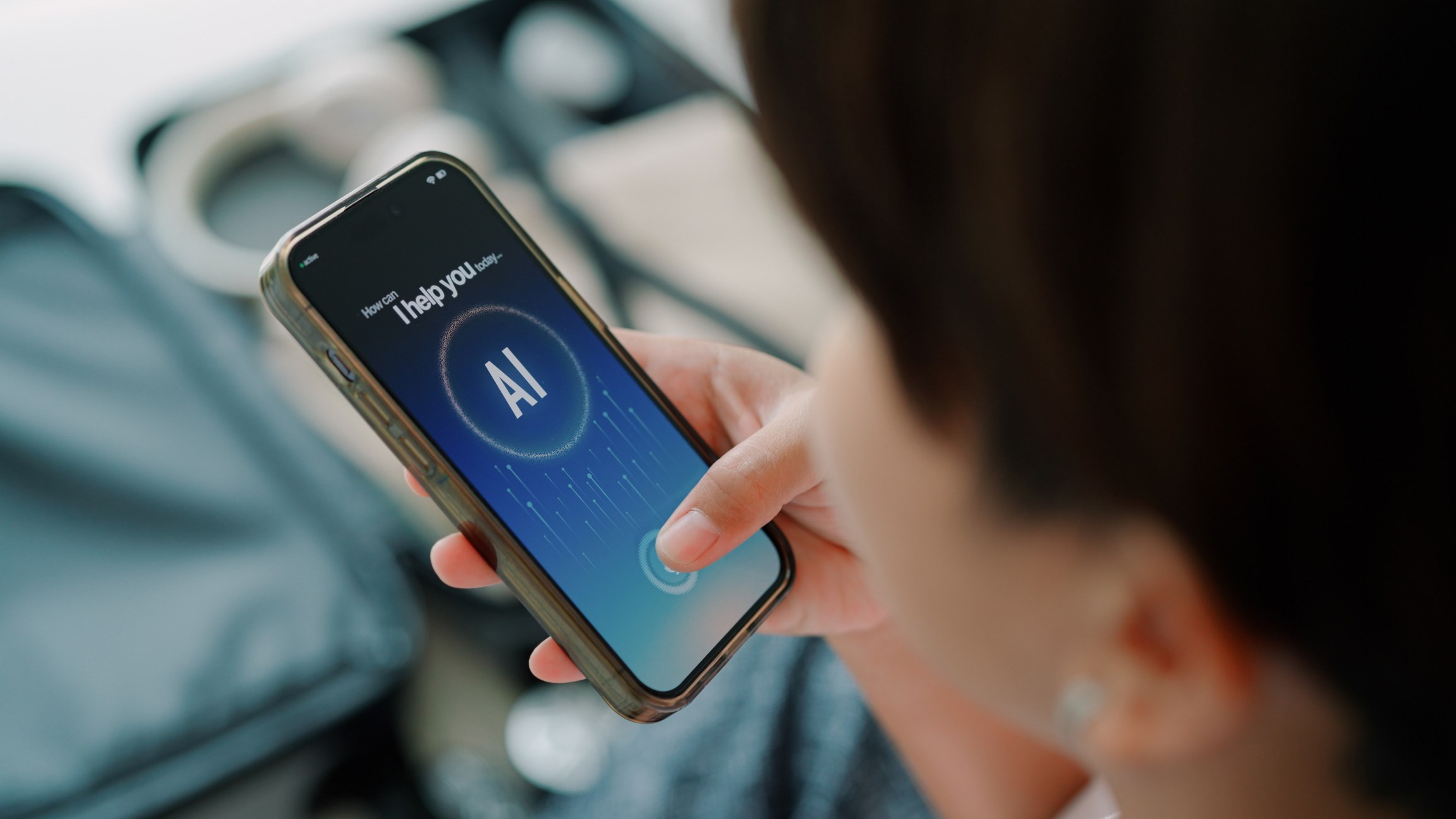 Personne utilisant une application d’intelligence artificielle sur smartphone.