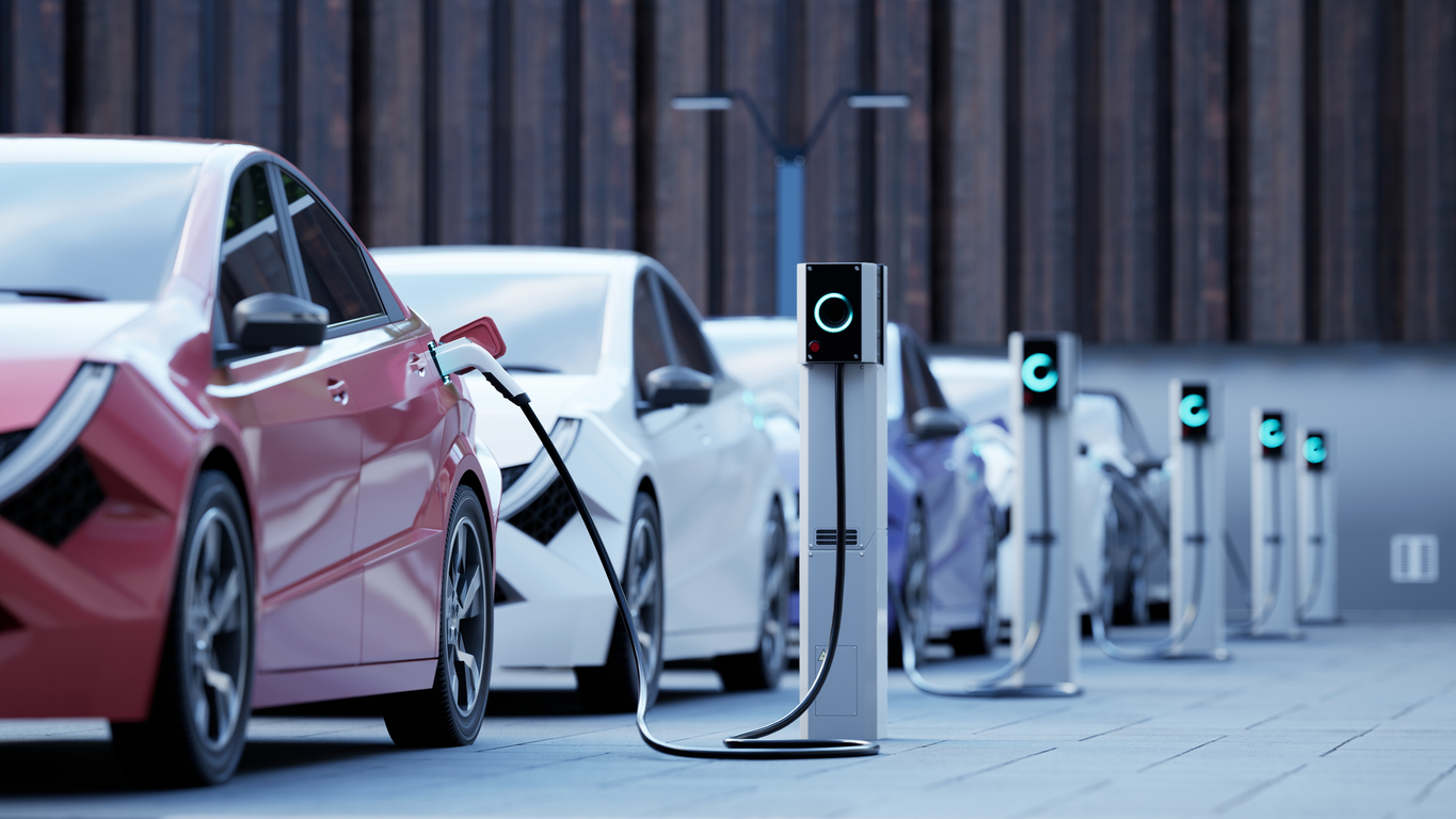 Voitures électriques en charge sur des bornes de recharge.