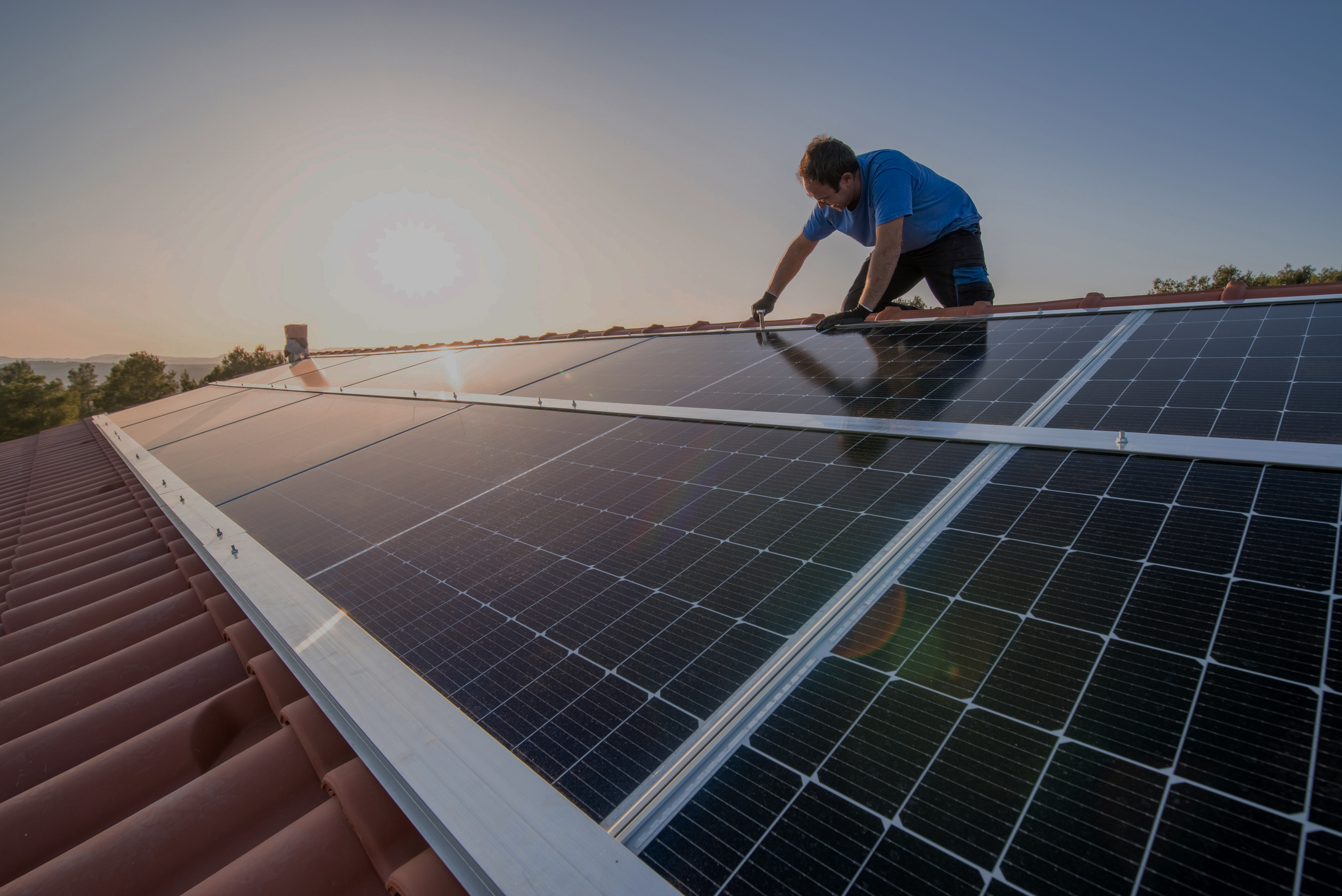 Personne qui pose des panneau solaires
